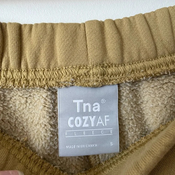 Aritzia TNA cozy AF Fleece Shorts in Sand Bluff Tan Size Small - Picture 4 of 4